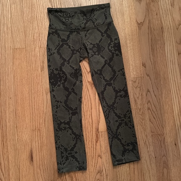 Lululemon Wunder Under Crop - Ziggy Snake Fatigue Green Gator - Size 2 - Picture 6 of 7
